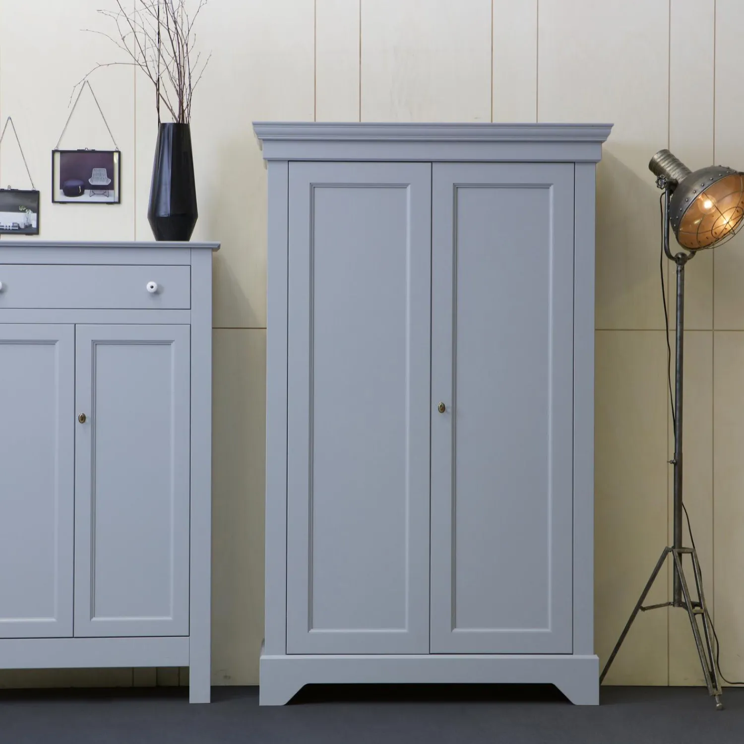 WOOOD Isabel brocante kast grenen Betongrijs