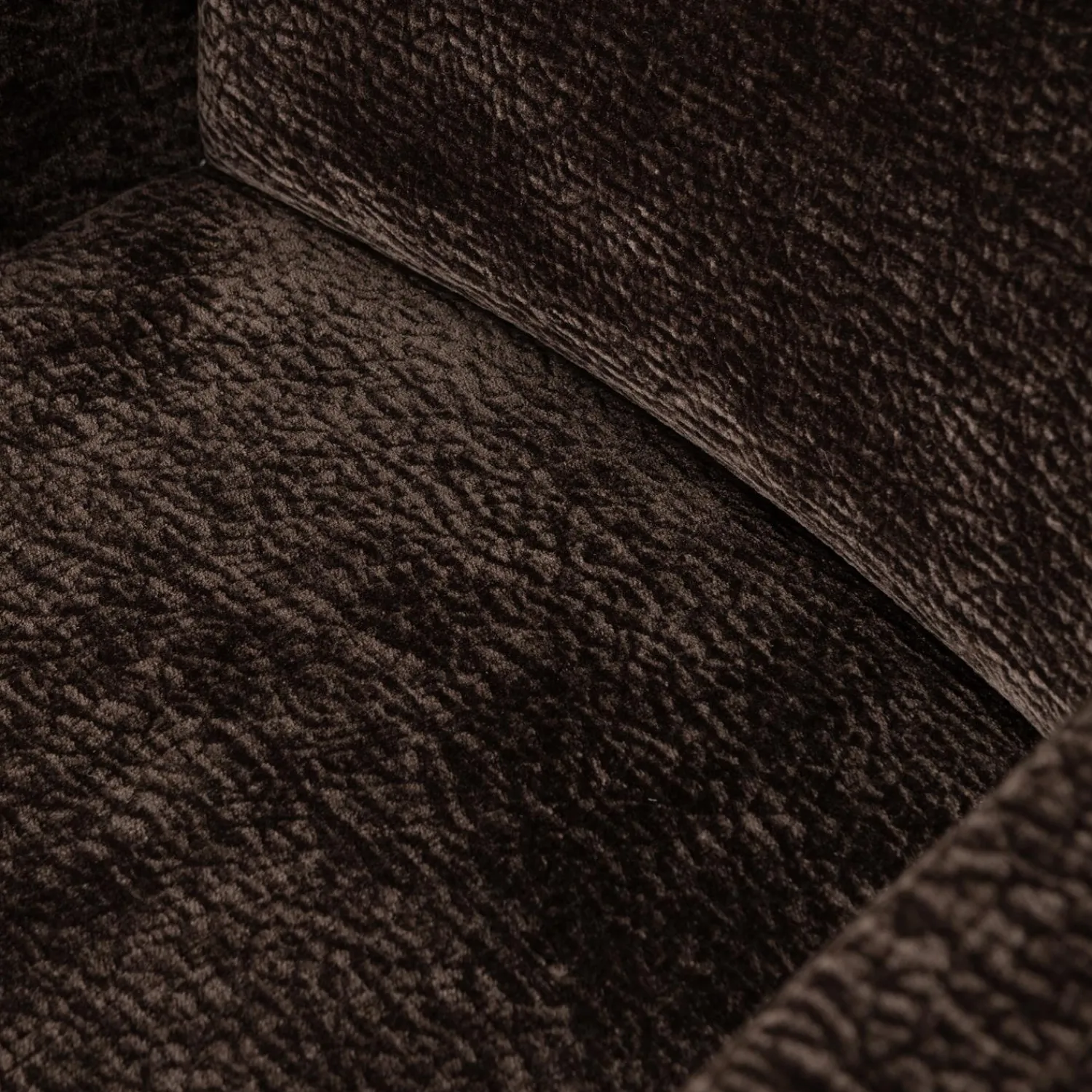 Discount WOOOD Mount eetkamerstoel met armleuning 3D chenille Donkerbruin