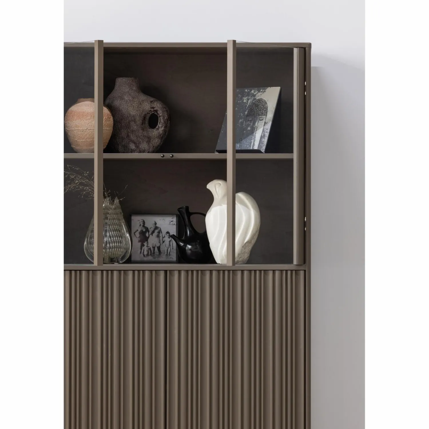 Best WOOOD Nova lage vitrinekast grenen truffel bruin
