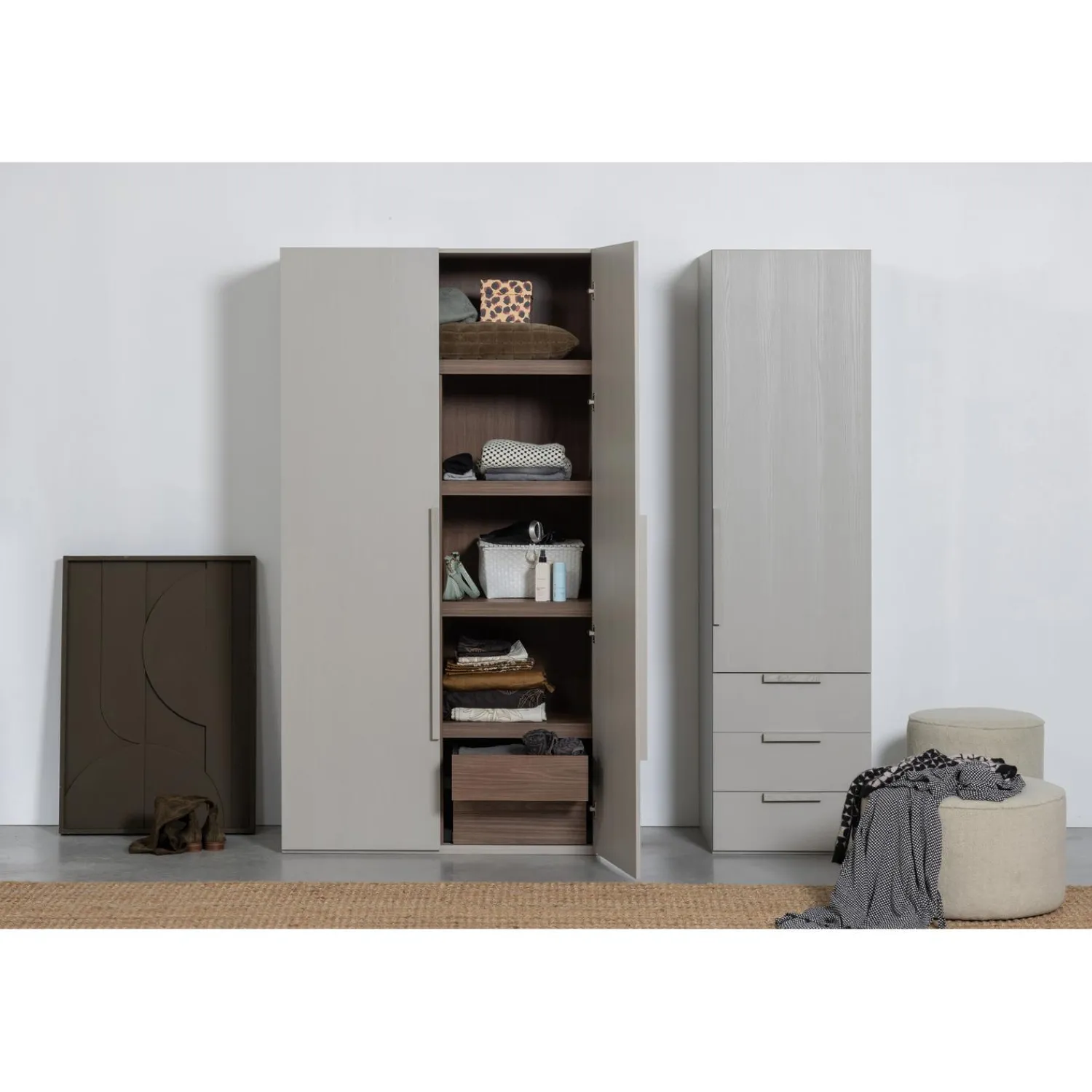 Clearance WOOOD Rens 2-deurs hang/legkast greep lang noten/pebble grey