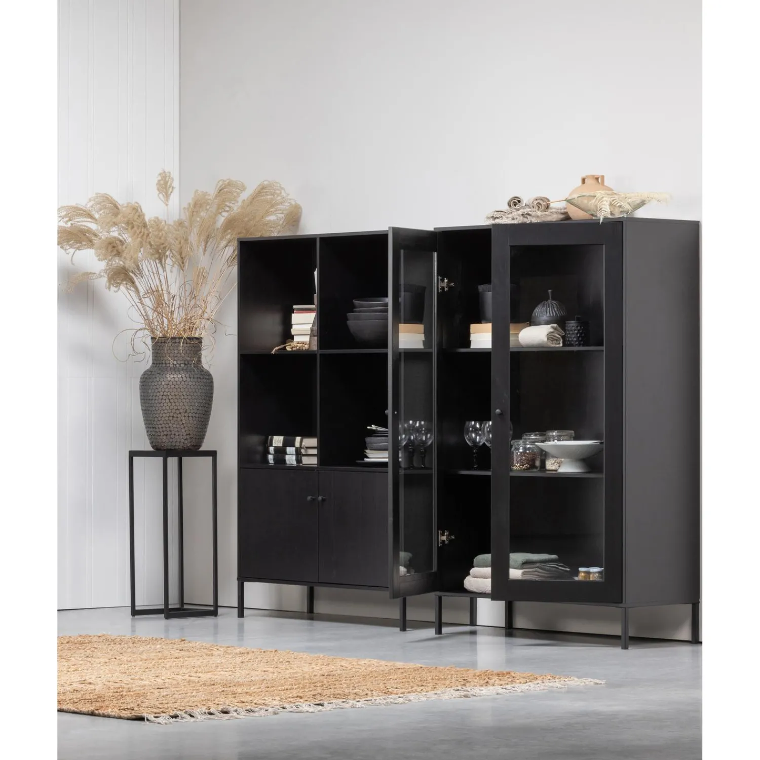 Best WOOOD Xam vitrinekast grenen zwart
